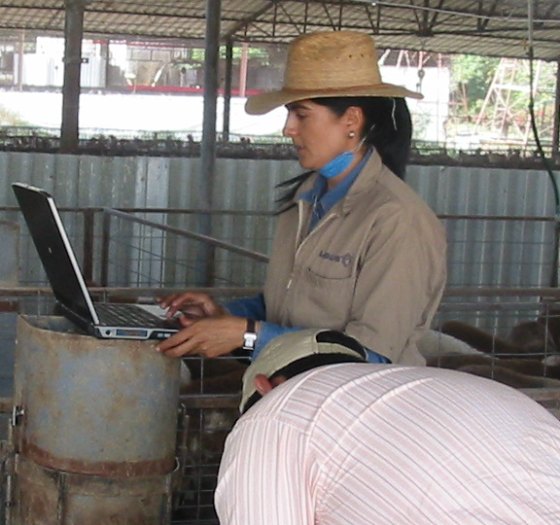 M.V.Z. Luz del Carmen Soto Díaz en campo